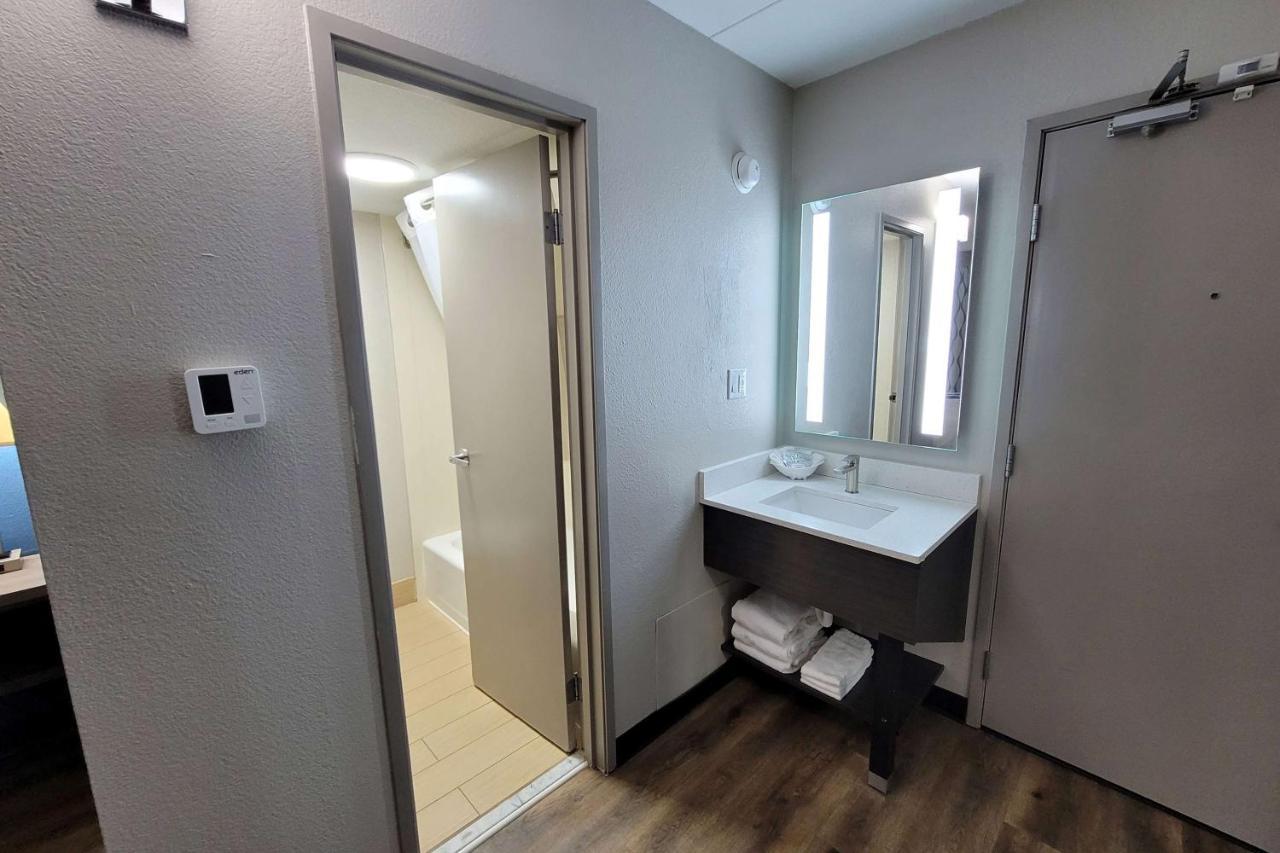 Wingate By Wyndham Wichita Airport Hotel Ngoại thất bức ảnh