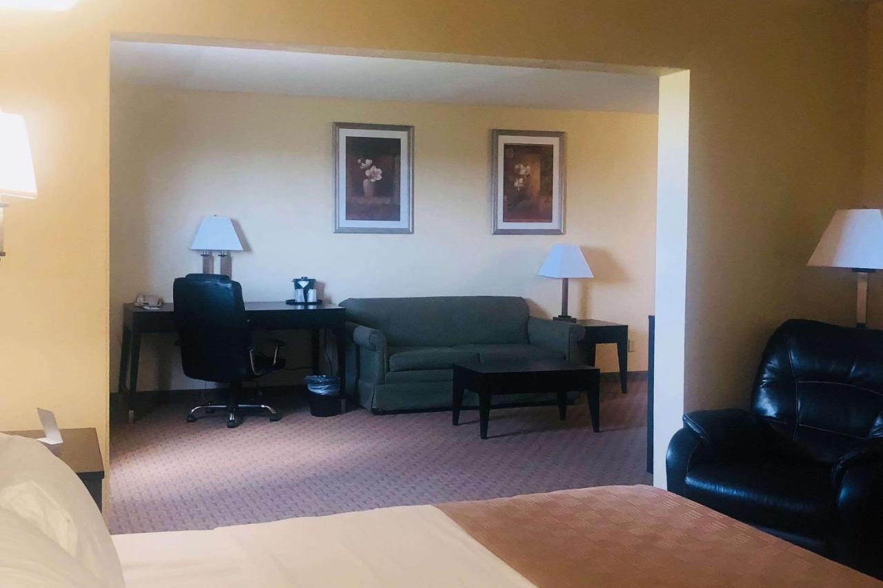 Wingate By Wyndham Wichita Airport Hotel Ngoại thất bức ảnh