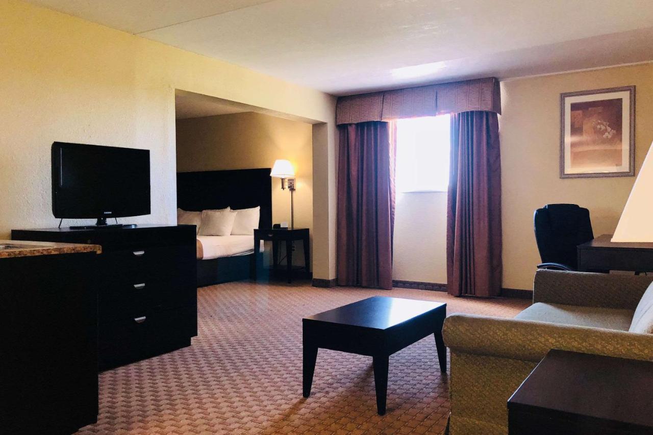 Wingate By Wyndham Wichita Airport Hotel Ngoại thất bức ảnh